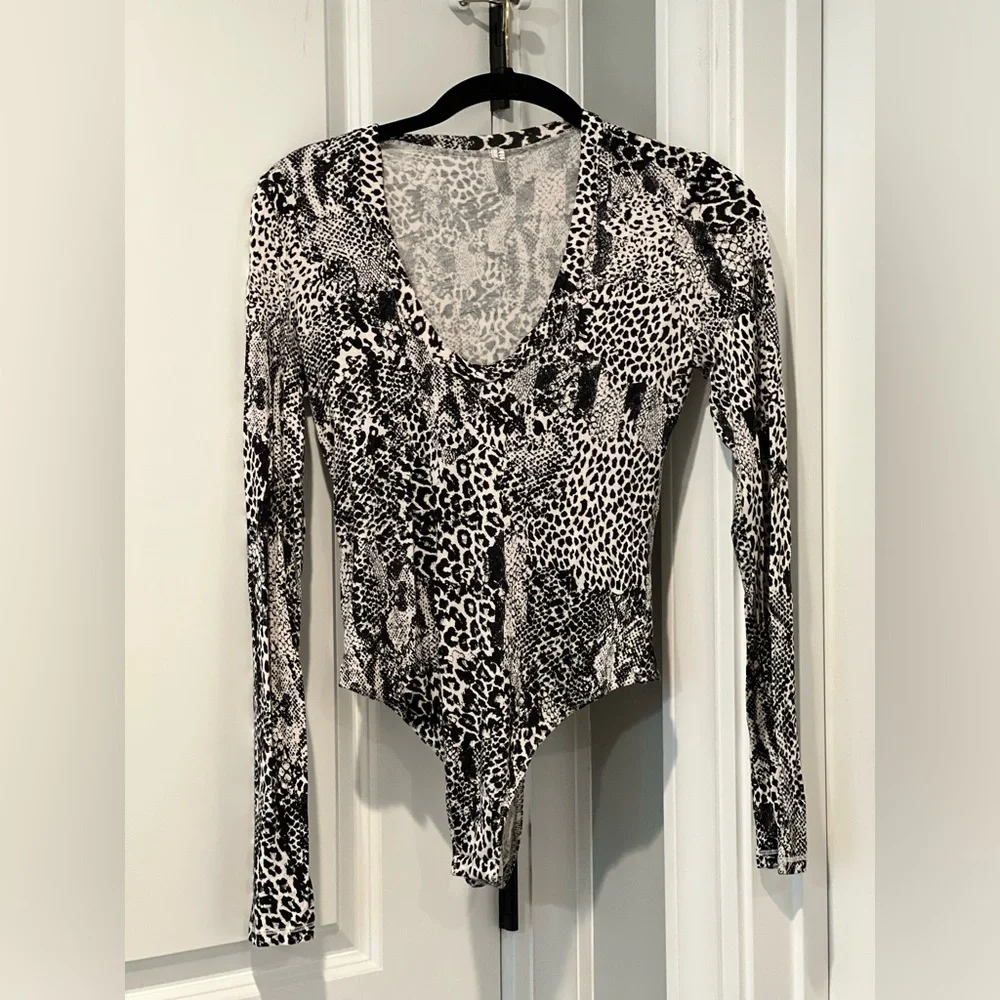 🏷️ Intimately Free People Gotcha Bodysuit Size Small in Snake Print